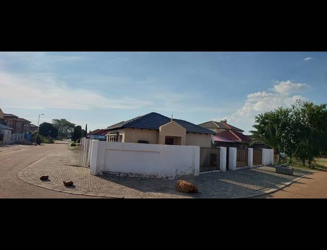 3 BEDROOM HOUSE FOR SALE IN ROSSLYN